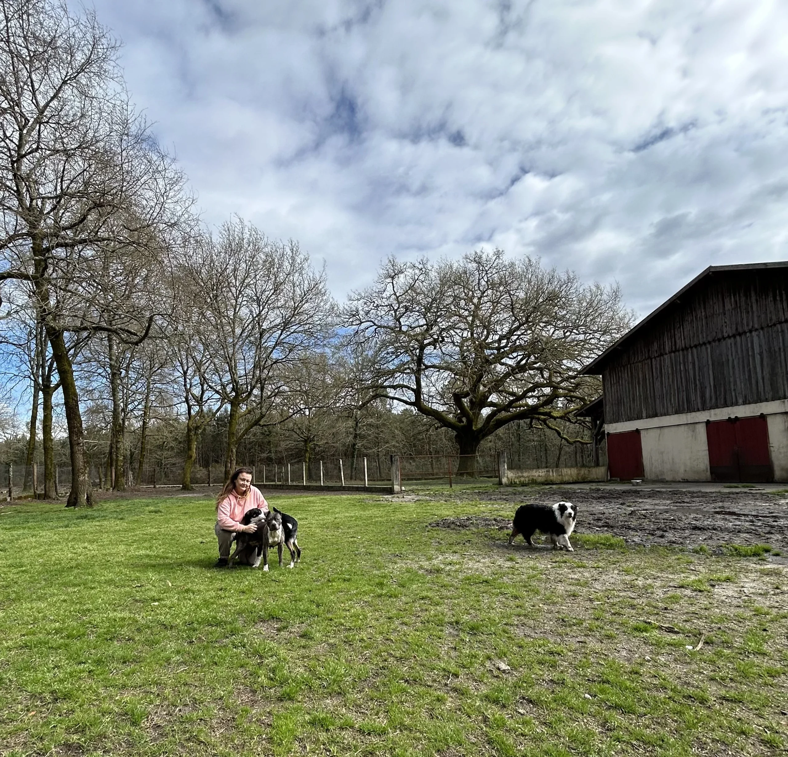 Sandrine et les chiens devant la pension